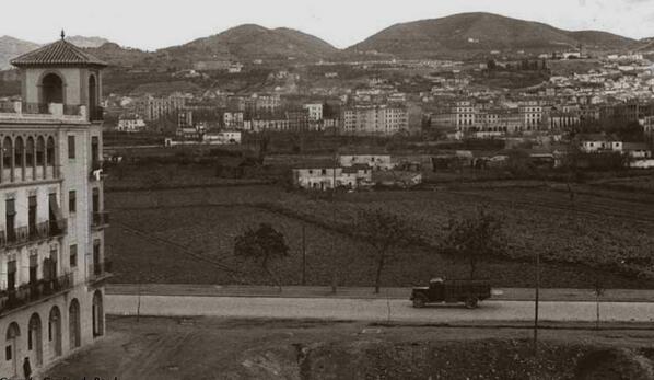 _Paisajes_'s tweet photo. Camioneta circulando por Camino de Ronda, Granada. Años 50 http://t.co/pp9Qd6019b