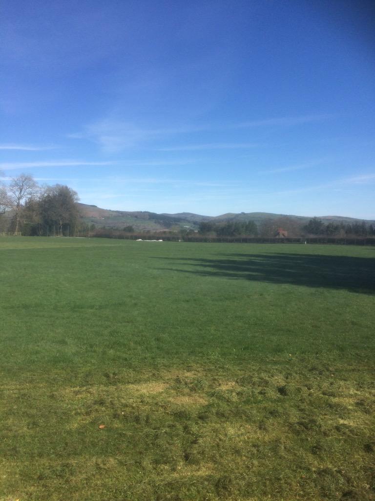 rhysd79's tweet image. 1st run gorgeous weather #testingtheknee #newseason @BCastleCricket