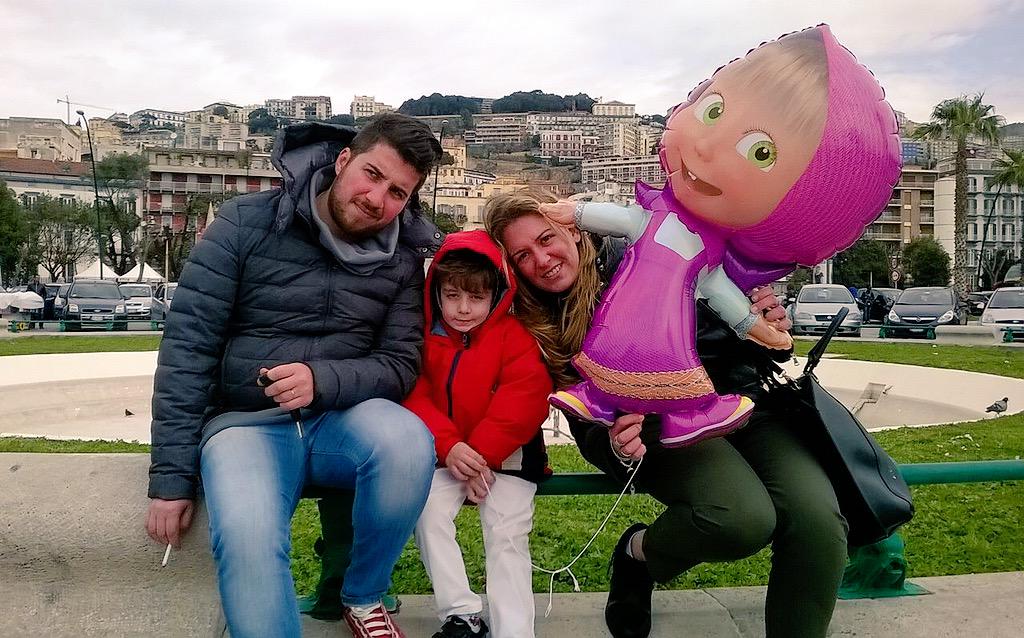Chiara3M's tweet photo. Con i bambini capirsi è semplice. Quando ti prendono per mano, hanno già scelto di fidarsi di te...! ♥️ 🎈 http://t.co/kUWaXJ56cb