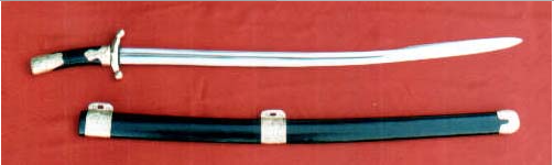 『ハンガリアンサーベル』

カットラスはと対になる
陸の曲剣で騎兵が装備していた

ヨーロッパのハンガリーを
起源とするため
そう名付けられた

＃ハンガリー