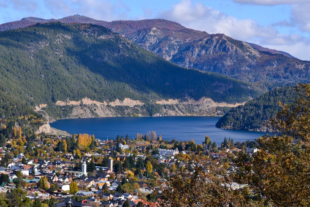 interpatagonia's tweet photo. #BuenLunes a  todos! Empezamos esta semana con esta vista de otoño de #SanMartíndelosAndes. http://t.co/TOzKVNZWbp