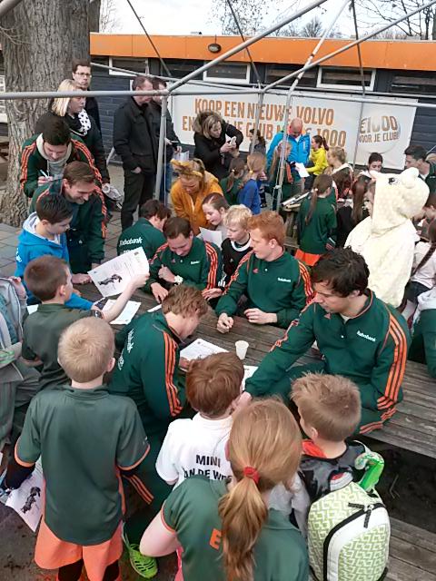 Nog even een handtekening van de spelers van Dames 1 &amp; Heren 1 en dan is de Paas Clinic echt ten einde.