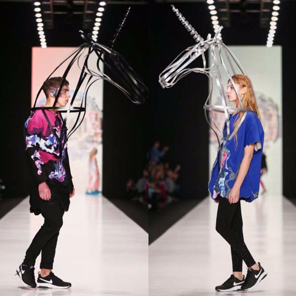 FashionTubuyaki's tweet photo. ロシアコレクションの中でもっともアヴァンギャルドなのはこれ!一つのコレクションに対して様々な完全に異なるテイストを打ち出して、訳がわからなくなるけど( 笑) イラストシリーズが可愛い!#CONTRFASHION @MBFWR http://t.co/Q1uJWVTSI0