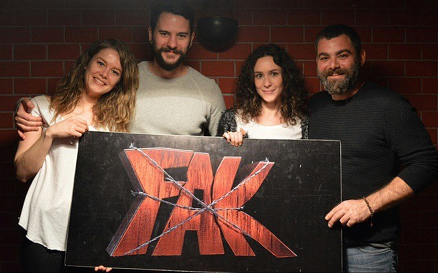burcubiricikfc's tweet photo. Yine cok tatlisiniz. hep böyle musmutlu ve neseli kalin 😘 seviyoruz sizii 😘😘 @Skunkkie @burcu_biricik #EmBur http://t.co/FyzKT374Sa