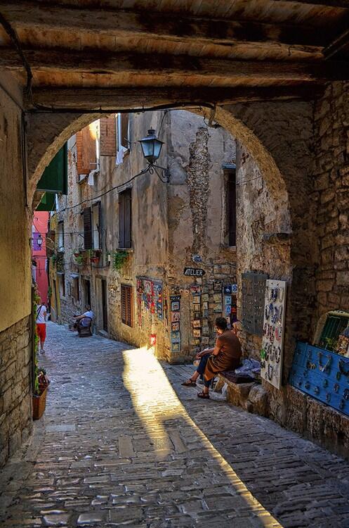 DariaTutor's tweet image. ロヴィニ旧市街の石畳の路地 - クロアチア