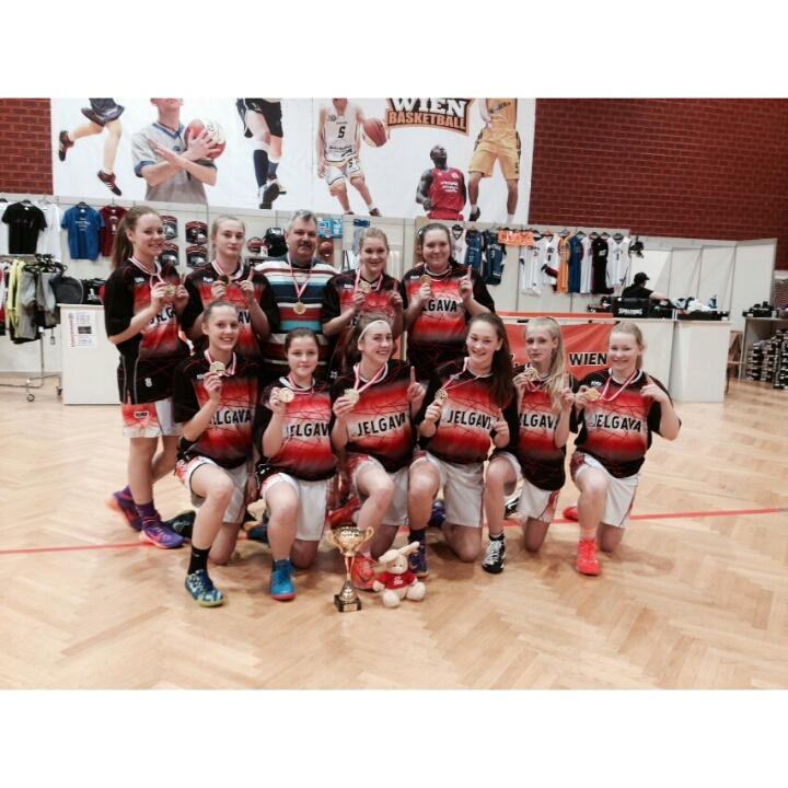 BasketsJelgava's tweet photo. Jelgavas sporta skolas trenera Harija Zelča audzēknes basketbola turnīrā Vīnē izcīnījušas 1.vietu! http://t.co/BNrpfhraLb