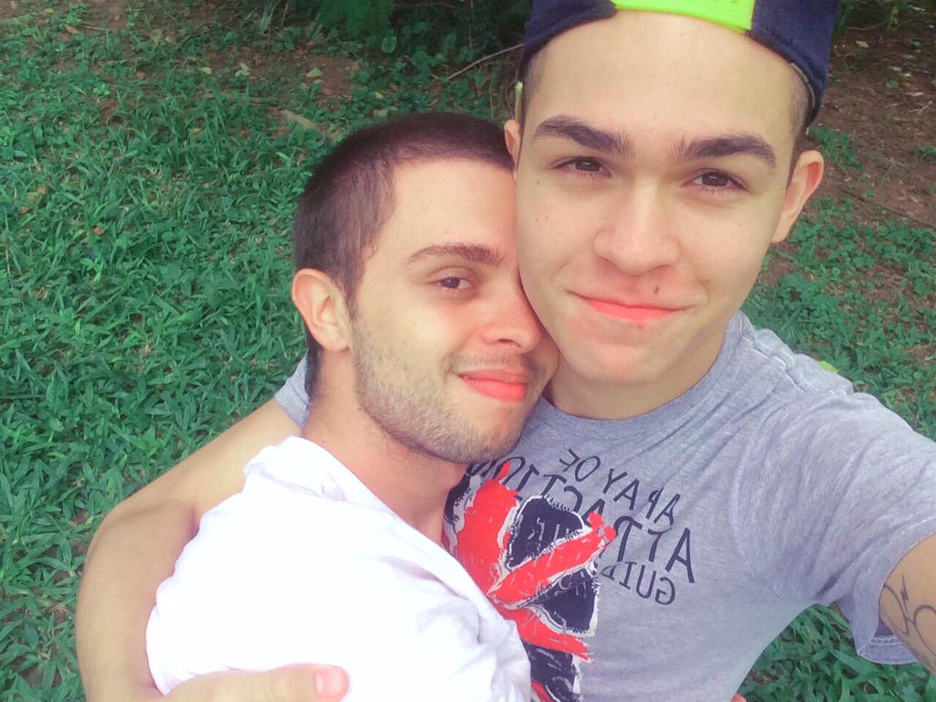 rafaeuamaral's tweet image. Há quem nos odeie, mas a gente se ama. 😘💙 #OdeioGaysPorque