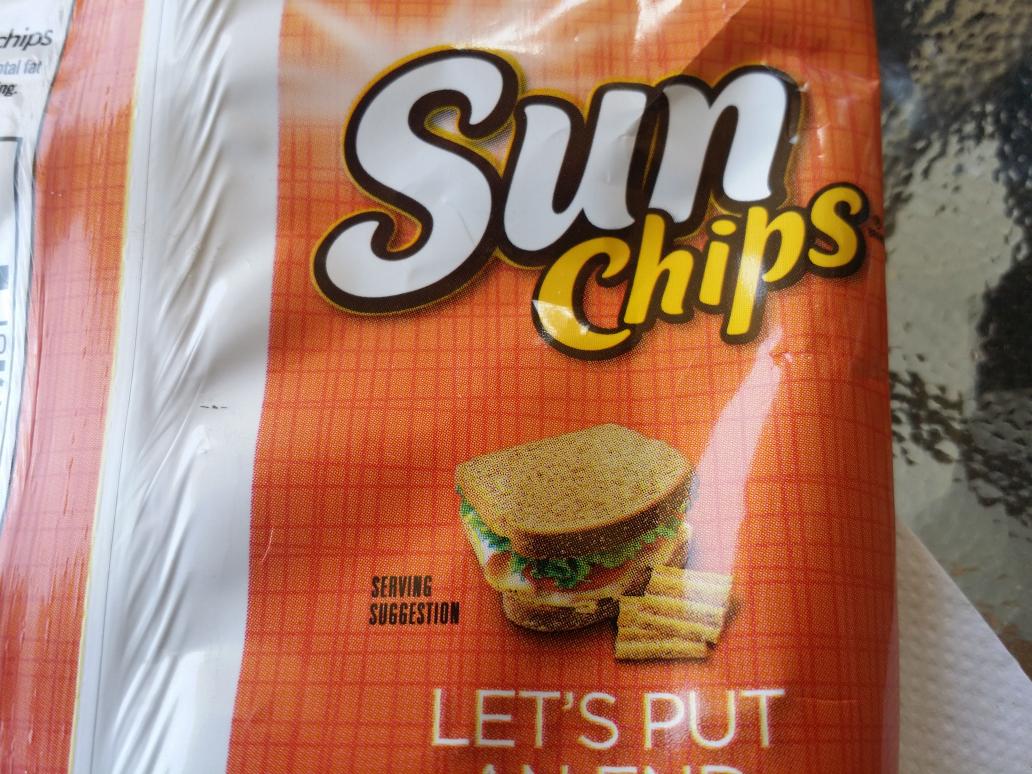 michaelrhunter's tweet image. Serving suggestion... 2 chips per Sandwich??? What? #SunChips #Fail #PMfail #ProductMarketing #Marketing
