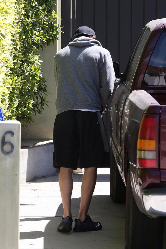 Robfan85's tweet photo. You can tell even in the hoodie how jacked his upper back muscles are π #GymRob http://t.co/b9hfCodmHR