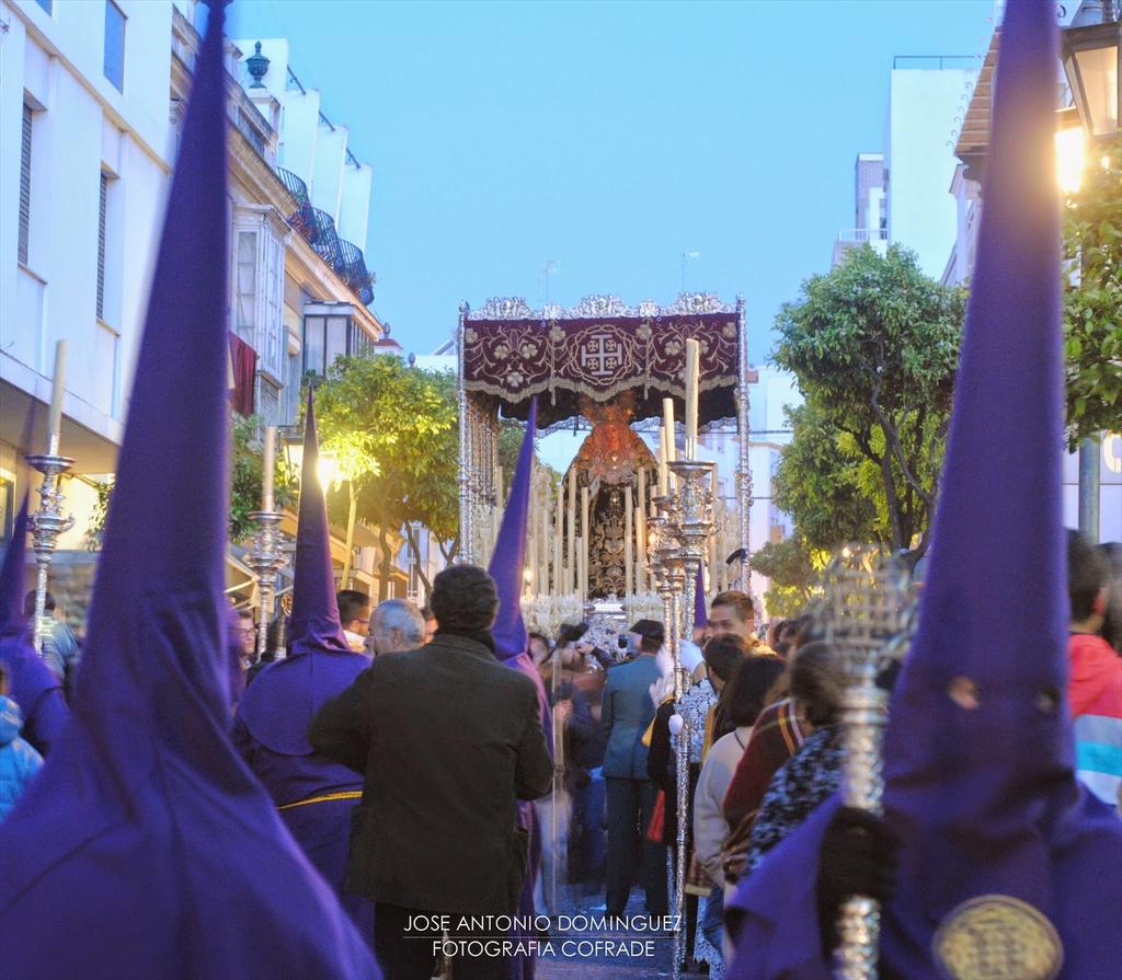 antoniodgez's tweet photo. #SS2015IP #MomentoSSanta Dolores baja Ancha con las marchas Mi Amargura, Bendita Amargura y Patrona, Madre y Señora http://t.co/tALDctEE1e