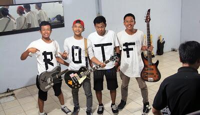 Adakah yg rindu <a href="/ROTFpoppunk/">REVENGEOFTHEFALLEN</a> ?? Apa cuma gue doang yg rindu suasana panggung bareng mereka :)