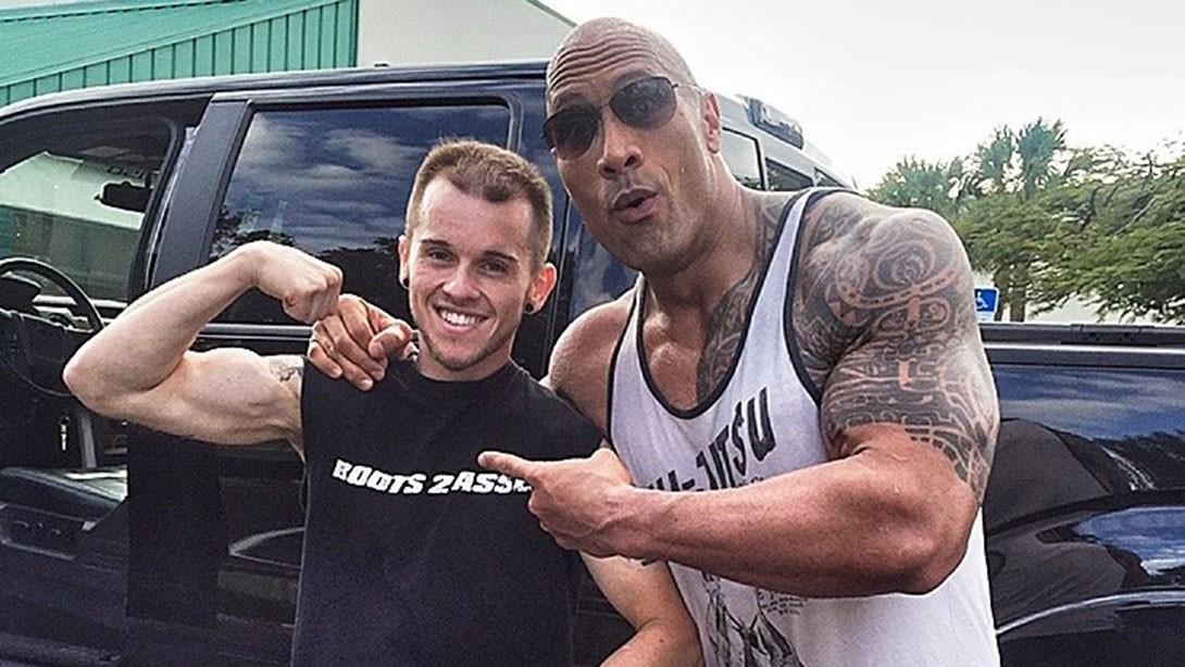 muscle_fitness's tweet photo. .@TheRock stopped his truck to inspire a cancer patient on Easter. http://t.co/UHLrCqvWLK #MotivationMonday http://t.co/qyN1hRfkJZ