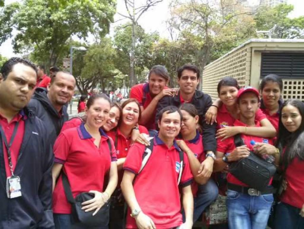 SaimeLasMercede's tweet photo. Trabajadores del Saime Las Mercedes en apoyo a la recolección de los 10 millones de firma #Obamaderogaeldecretoya http://t.co/Z1gjeAy9nC