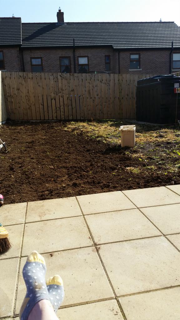 _eriny_'s tweet photo. Wee bita gardening in the sun :) #Newhouse #summer http://t.co/Et4rY7tuei
