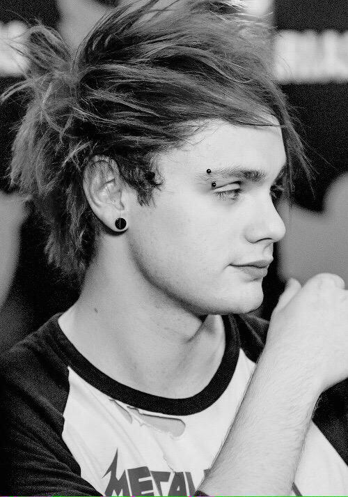 TrippingMikey's tweet photo. #TheyreTheyOne #5SecondsOfSummer @radiodisney http://t.co/GDnRg2EH3W