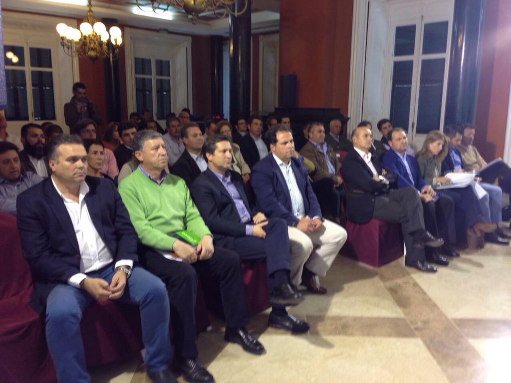 ppandaluz's tweet photo. Esta tarde @JuanMa_Moreno con los alcaldes y alcaldesas de @Populareshuelva http://t.co/SLYupXZuf1