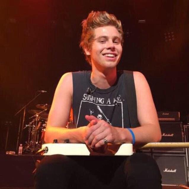 breadsmiling's tweet image. leave me to die