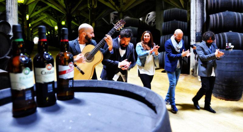 lsdCaminante's tweet photo. Williams&amp;Humbert pone música a sus marcas http://t.co/VQ787xwEZH  a la salud de @hippytano @malokosoto @FlamencoCadiz http://t.co/EzYsgXiRUt