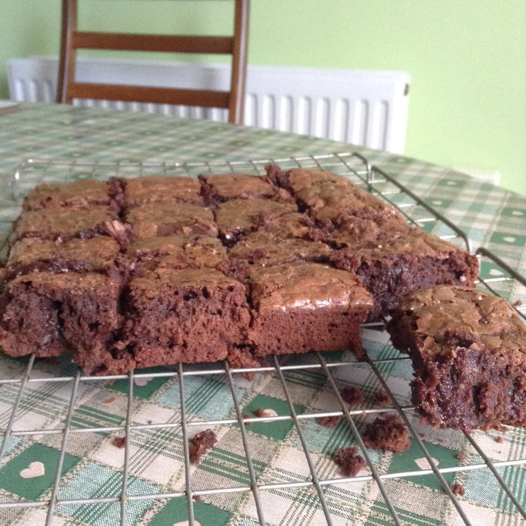 HackOrScrap's tweet photo. So fudgy ❤️ #baking http://t.co/sb9ltKL2ZW