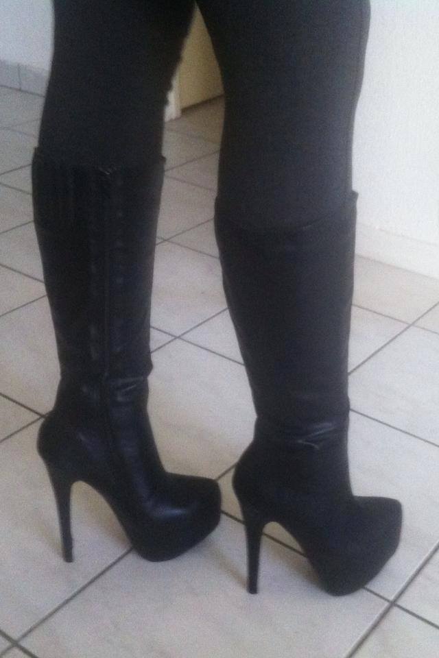 Princesse_tani's tweet photo. Qui pour se faire écraser sous mes talons ? #bondage #trempling #bdsm #womensupremacy #mistress #princess #soumis http://t.co/5CDI2NoIQW