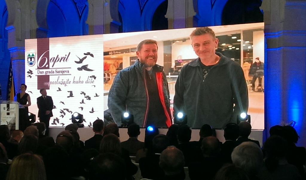 j_demirovic's tweet photo. Timu i Jimu Sestoaprilska nagrada. #TimClancy #JimMarshal #Vijećnica #N1info @N1infoSA http://t.co/VyLrrY1mr0