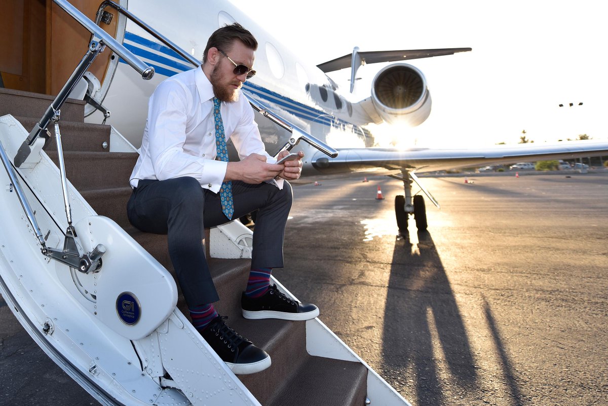 парень самолет. мужчина в самолете. красивые молодые летчики. самолет и человек рядом. парень самолет.