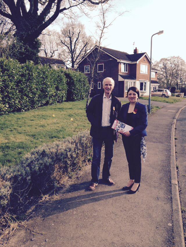 RebeccaBlake31's tweet photo. Cost of living was raised this afternoon in Webheath, he'll be voting Labour for an energy price freeze #VoteBlake4MP http://t.co/Nu3N5hSEID