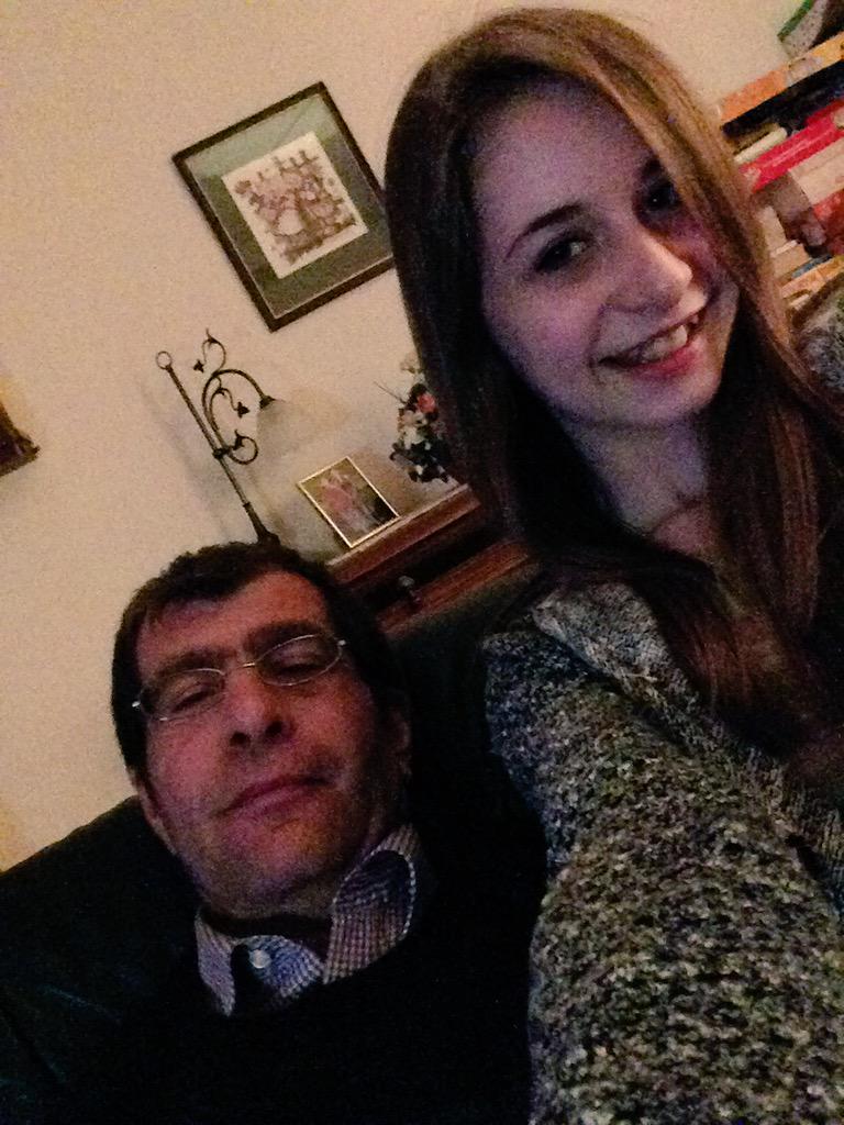 Stephi_yolo's tweet photo. Hop Watchen mit Papa🎀 Hahah der Blick😂😂 http://t.co/bmPprIbQGt