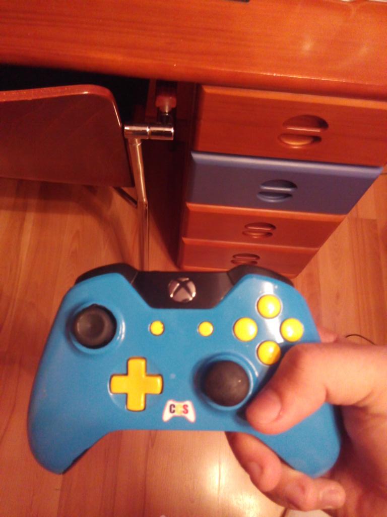 ManuCuervo7's tweet image. 50 RT antes de las 12 de hoy y sorteo este scuf.