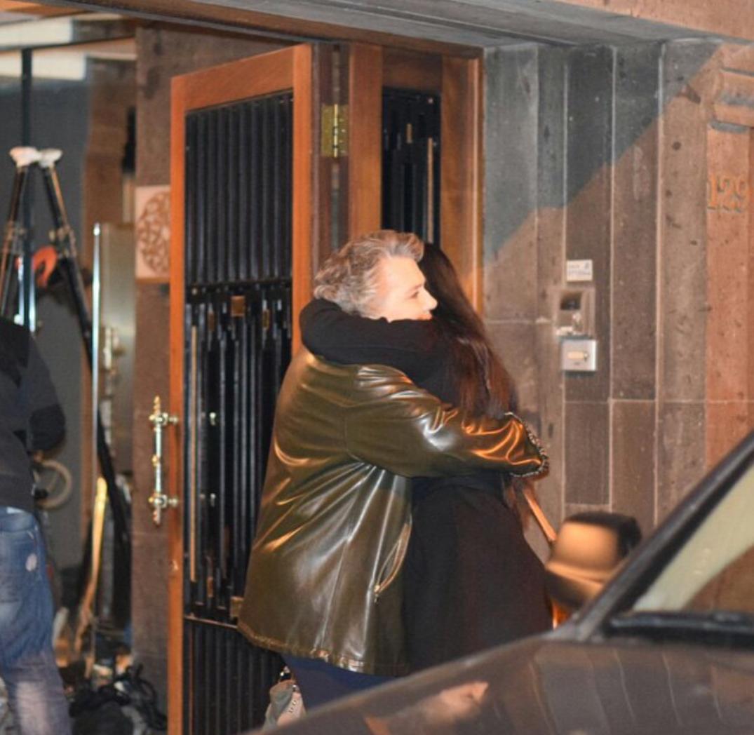 #TubaBüyüküstün #IşılYücesoy çok güzel bir kare 😘 <a href="/TubaBustun/">Tuba Buyukustun</a> @m15eno #KaraParaAsk