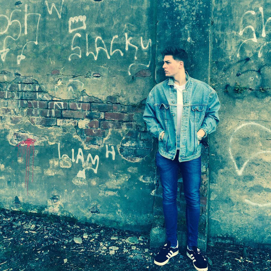 samstuart92's tweet photo. Found my Dad's jacket in the wardrobe and decided to pose in it coz I'm an idiot #restingdoucheface #smize #slacky http://t.co/WJmUt7AxlR