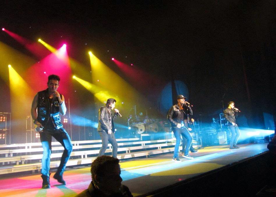 Carolbrazil09's tweet photo. @LucianoHuck @Marcelyrr #NewKidsOnTheBlockNoCaldeirao #20DeJunhoDe2012 #HSBCSP http://t.co/yCSZPbicxi