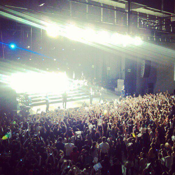 Carolbrazil09's tweet photo. @LucianoHuck @Marcelyrr #NewKidsOnTheBlocknoCaldeirao #20DeJunhoDe2012 #HSBCSP http://t.co/95oD5m4OWe