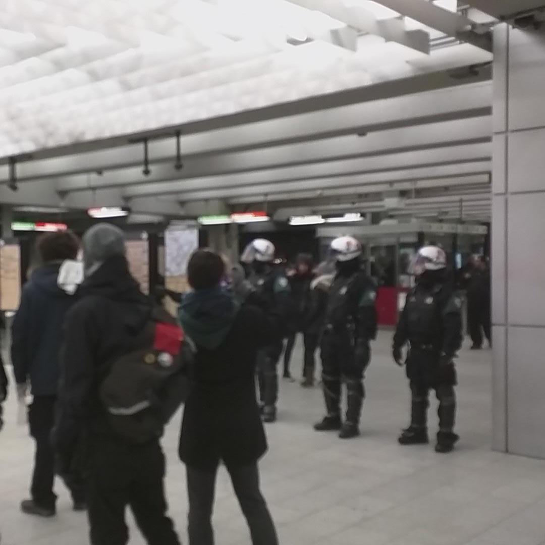 La police nous oblige a prendre le metro. #manifencours