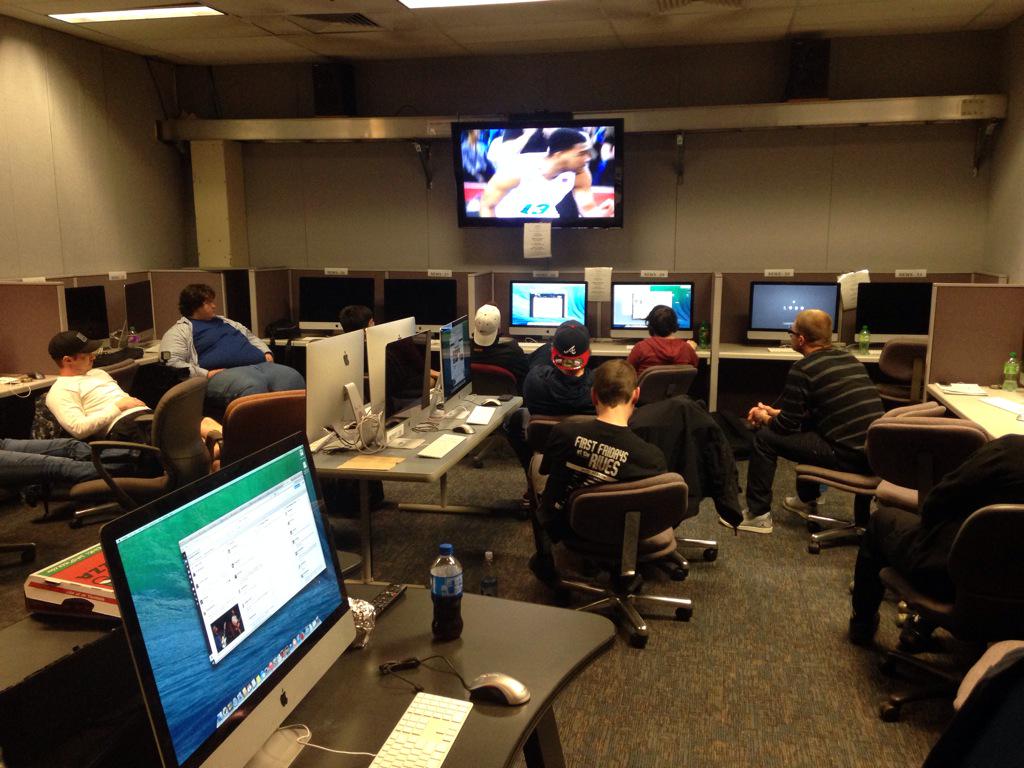 CarlaSwankFox's tweet photo. .@richarddeitsch The @DormRoomHoops crew, engrossed in starting lineups ... and pregame pizza. :) #DRHoops http://t.co/pNLmplhXnx