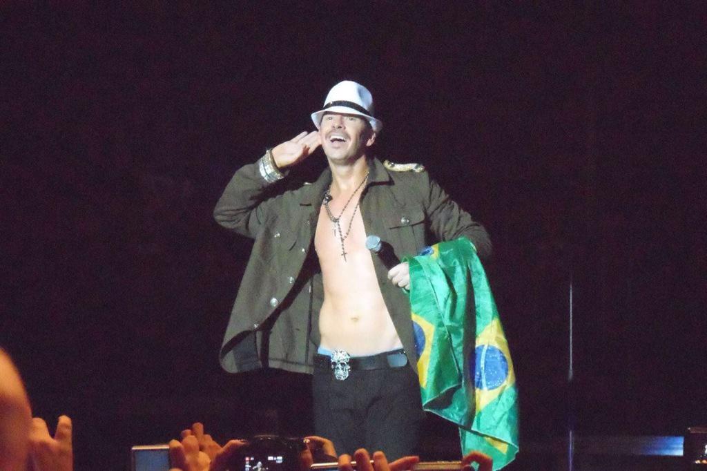 Carolbrazil09's tweet photo. @LucianoHuck @HelenBAlmeida #NewKidsOnTheBlocknoCaldeirao #20DeJunhoDe2012 #HSBCSP http://t.co/Kp8MsaFuUA