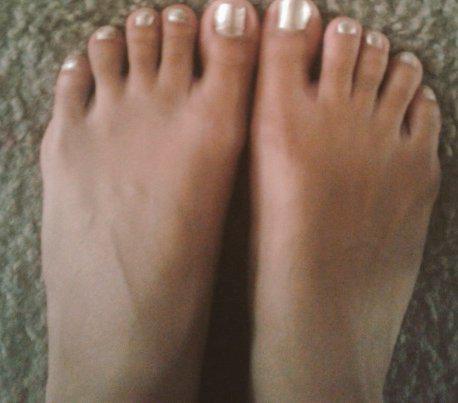 Golden toes (: #footfetish http://t.co/ziFP7a8Qnq<a href="/tag/footfetish"class="tags">#footfetish</a>