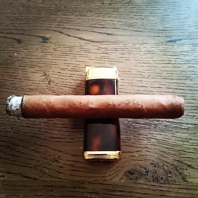 marucoph's tweet photo. あさのしふく。
#葉巻 #cigar #銘柄不明 #unknownbrand http://t.co/VkrsOL7ZMw http://t.co/IdLj80KJrB