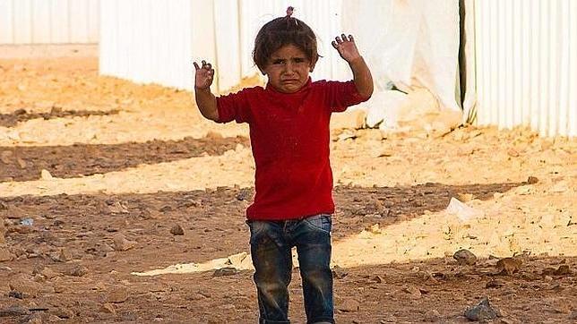 abc_es's tweet photo. La triste imagen de hoy: otra niña siria que se «rinde» ante una cámara http://t.co/nlxWkbiOvv  FOTO: RENE SCHULTHOFF http://t.co/gFKbtmsLfg