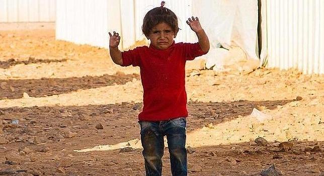 A3Noticias's tweet photo. Otra niña se "rinde" atemorizada ante el objetivo de un cámara en Siria
http://t.co/VrDGSnZ8B6 http://t.co/tdo98p4edw