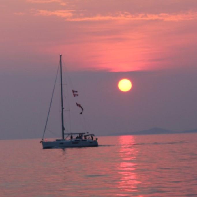 BackpackThe's tweet image. Sunsets in Hvar, Budapest, Angkor Wat and Bali #sunset #travel jonathansbackpack.com