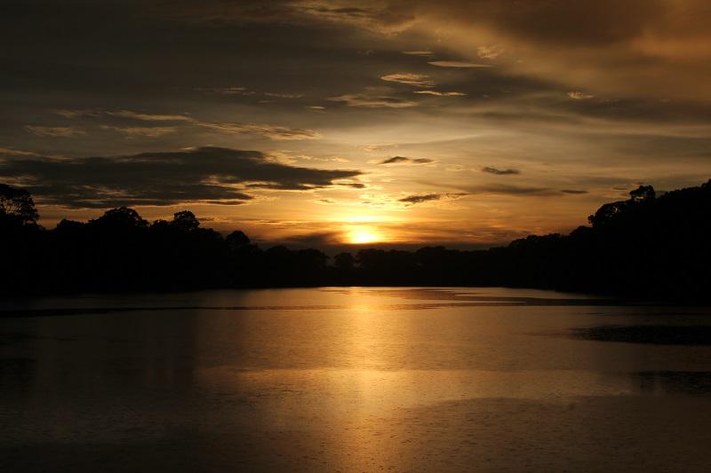 BackpackThe's tweet image. Sunsets in Hvar, Budapest, Angkor Wat and Bali #sunset #travel jonathansbackpack.com