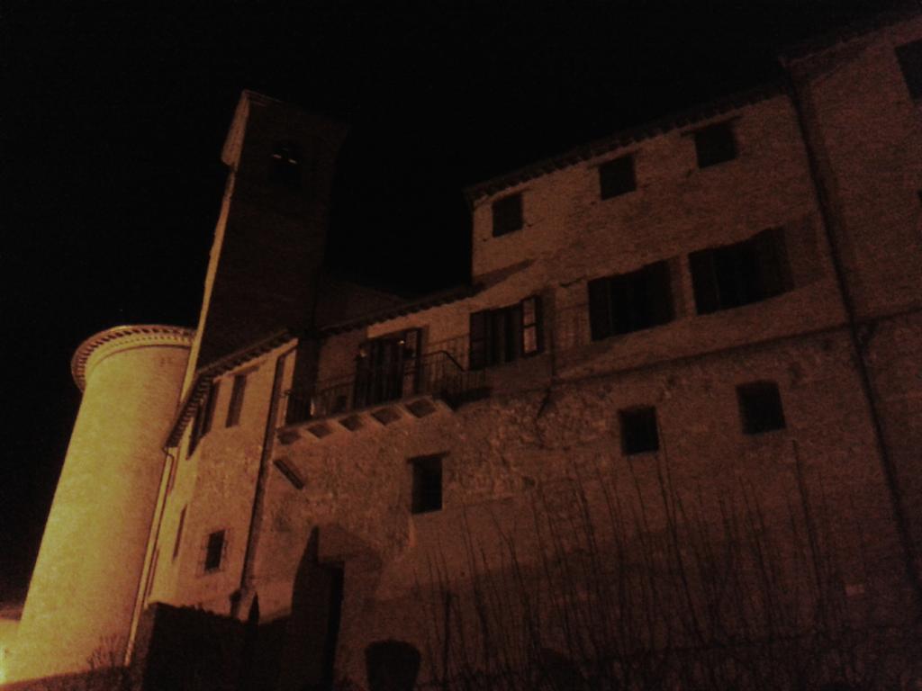 Susilla_sc's tweet photo. CastelloDiCollamato(Fabriano).
#marchetourismnetwork #Marchetourism #igersmarche #Collamato #Marche #marchedinotte http://t.co/Wx7jjoBgoH