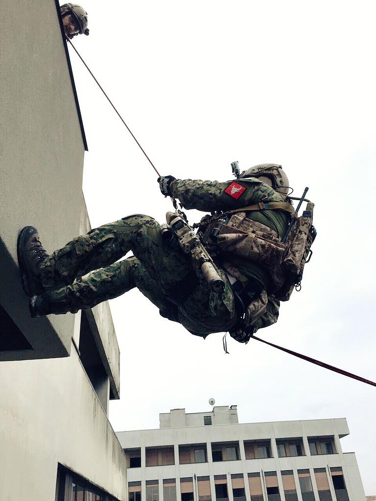 TF6_35's tweet photo. #cryeprecision #reenactment #aor2 #Airsoft #milsim #hk416 #devgru #softair #salomon http://t.co/R0KOL0TbnE