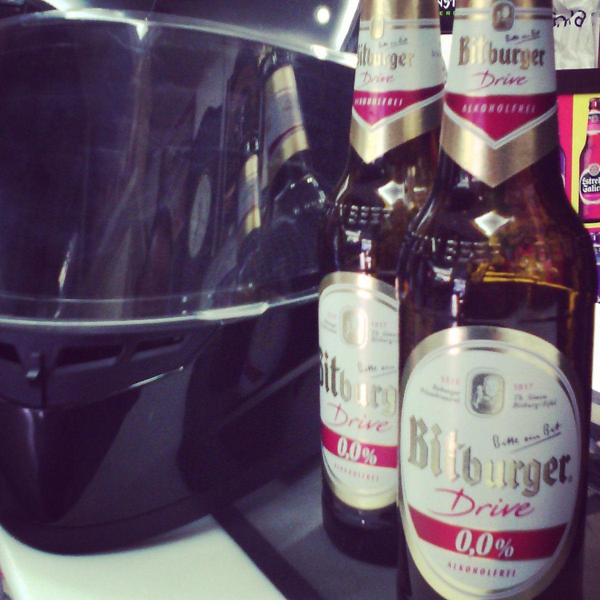 vinosycocktails's tweet photo. Disfrutar de unas #cervezas y manejar si es posible #bitburger #bitburgerbeer http://t.co/GkkQPVHwwa