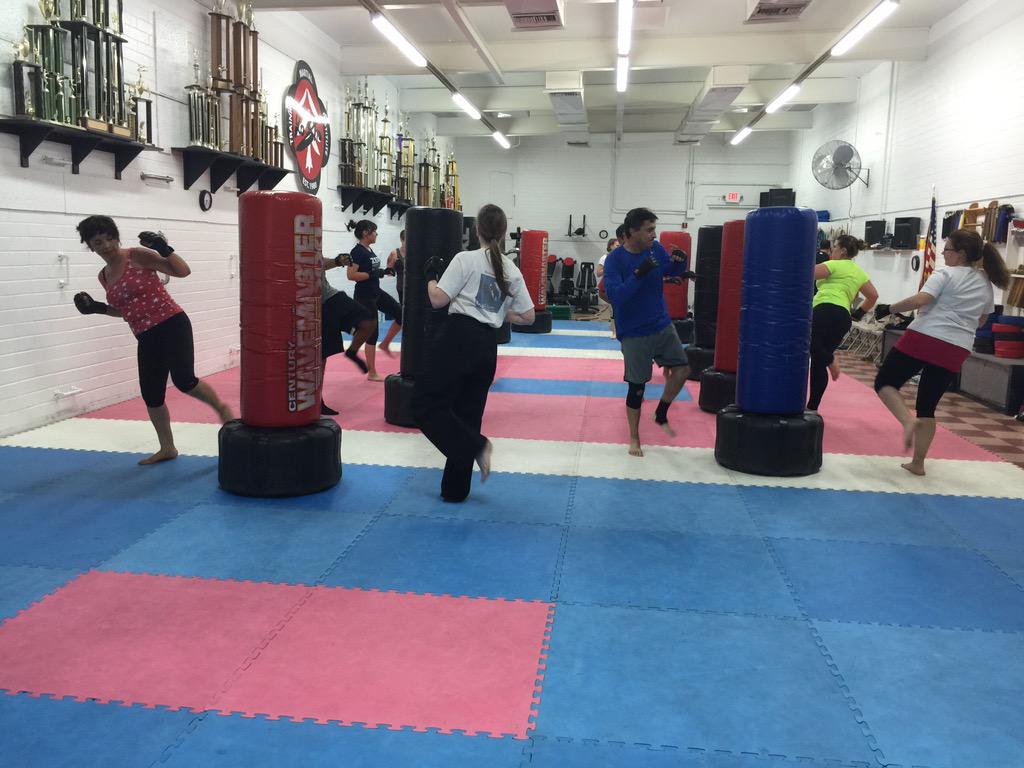 koshoshihan's tweet photo. Cardio kickboxing, a workout for everyone 💪👊 http://t.co/UMsGhK1dei
