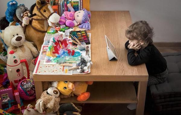RoberVidal's tweet photo. Esta foto describe la triste realidad de muchos niños. http://t.co/SKB4WkYBPc