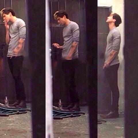 calpalplease's tweet image. I'm so bad at tweeting on this account regularly but this is hot af 
#calumsmoking #5sos