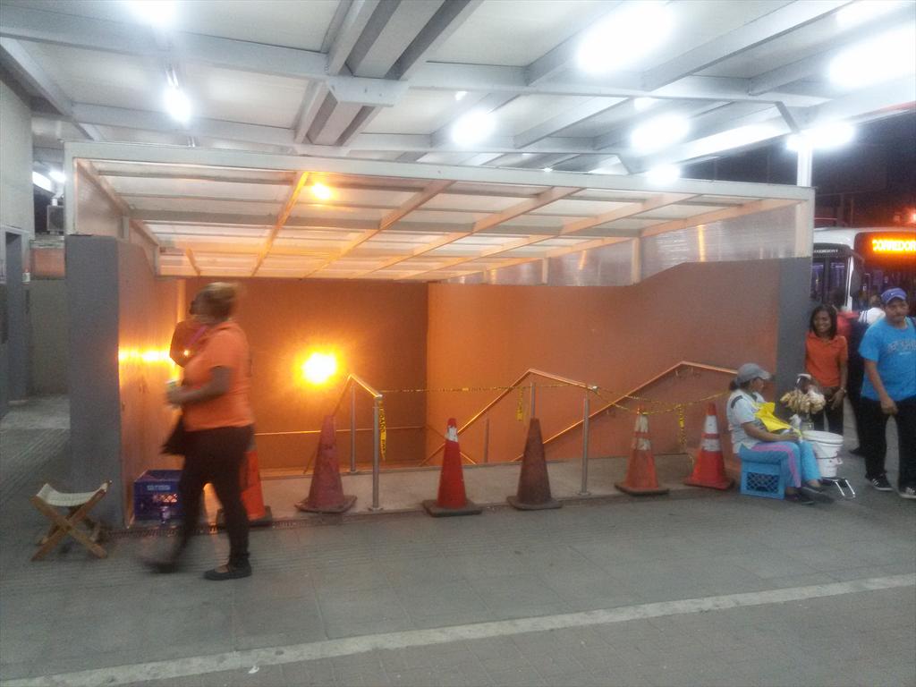 oscarsancheztv's tweet photo. Zona paga de El Marañon no está funcionando. Usuarios abordan los pocos buses que pasan afuera. @TReporta http://t.co/EwyIKISrdI