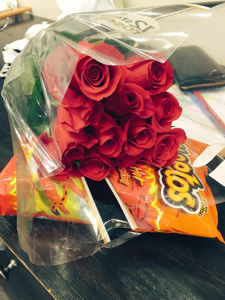 itzycanales's tweet photo. when bae knows the exact way to your heartπππ #surprisesatwork http://t.co/pu92OqDc1U